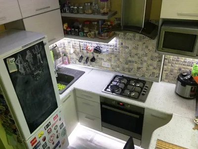 Вариант дизайна кухни в хрущевке 5,2 кв.м с холодильником, плитой и  обеденной зоной | СЕКРЕТЫ КУХНИ | Дзен