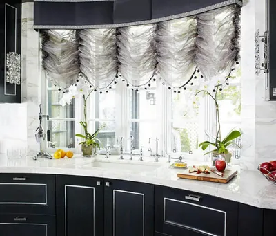Рулонные шторы в интерьере кухни - 67 фото