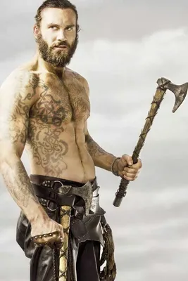 Rollo with man bun. Ouch! | Rollo vikings, Viking men, Vikings tv