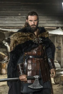 Rollo and cloak | Vikings, Vikings personagens, Povos nórdicos