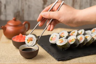 Горячие роллы и запеченные суши: что выбрать