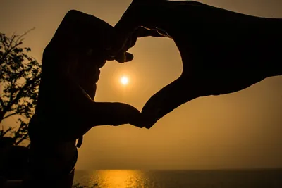 Романтичные пары на пляже на красочном заходе солнца на предпосылке  Стоковое Фото - изображение насчитывающей красивейшее, отношение: 100387442
