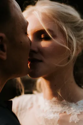 Молодая пара девушка парень поцелуй …» — создано в Шедевруме