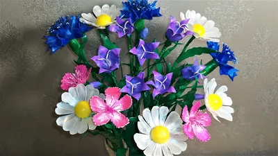 Ромашки из пластиковых бутылок своими руками пошагово для начинающих |  Букет из ромашек, Ромашки, Старые обои