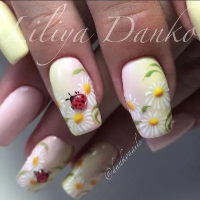 Daria_nailart_sumy - Бежевый маникюр с ромашками – отличный вариант для  маникюра. Дизайн выполнили на коротких ногтях. Бежево-коричневый лак  смотрится натурально и естественно. Почти на всех ногтях сделали ромашки с  золотыми серединками. Милые