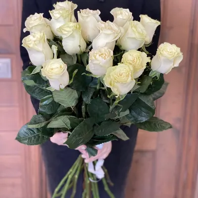 51 белая роза с бирюзовым сердцем за 11 390 руб. | Бесплатная доставка  цветов по Москве