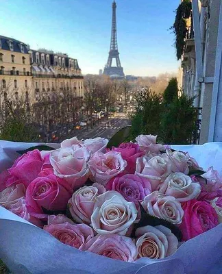 Эйфелева башня на фоне роз» — создано в Шедевруме