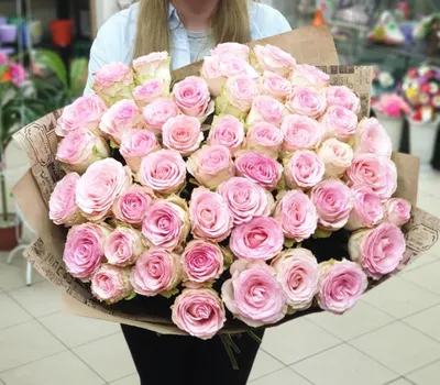 Букет купить букет 51 роза эсперанс в шляпной коробке с доставкой по  Москве| FlowerGett