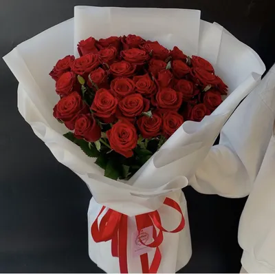 101 алая роза с бесплатной доставкой по Москве, цена 1008990 руб. ❁  ArenaFlowers