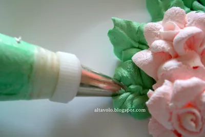 Пошаговое фото изготовления роз и листочков из крема.