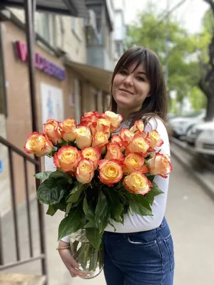 Букет 15 роз Кабаре купить по цене 5 890 руб | Круглосуточная доставка в  Москве — СоюзЦветТорг