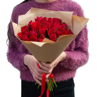 Роза Кения красная 25 штук в крафте по цене 3200 ₽ - купить в RoseMarkt с  доставкой по Санкт-Петербургу