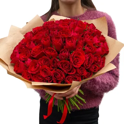 Роза Кения красная 75 штук в крафте по цене 7600 ₽ - купить в RoseMarkt с  доставкой по Санкт-Петербургу
