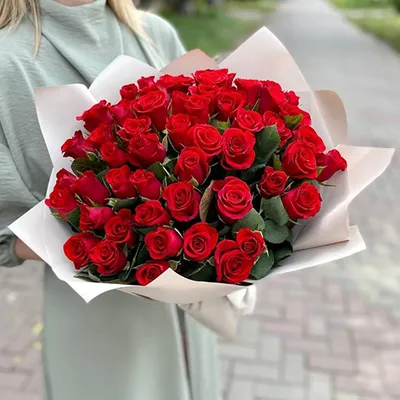 Купить Букет из 51 красной розы Кения в пленке с доставкой в Омске -  магазин цветов Трава