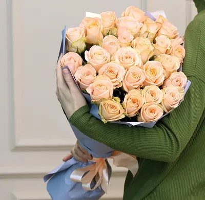 Кремовые розы в белой шляпной коробке (19шт) за 3590р. Позиция № 1044