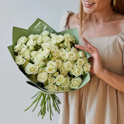 21 белая кустовая роза - купить в Москве по цене 6990 р - Magic Flower