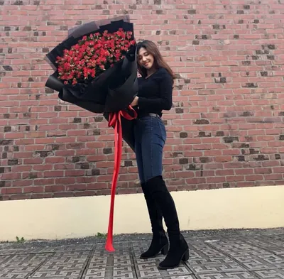 51 кустовая красная роза в шляпной коробке (Z1062) | Give Flowers