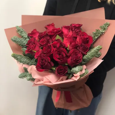 Купить Красные розы с веточками нобилиса в цветочной сумочке с доставкой по  Томску: цена, фото, отзывы.