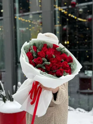 Зимний букет 5 роз с эвкалиптом, нобилис и шишками купить с доставкой в СПб