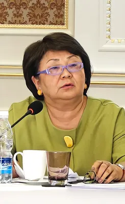 Роза Отунбаева призвала избавляться от \"немых\" женщин-депутатов