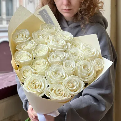 Моно букет из белой розы купить в Москве от студии PORTOFLORAL