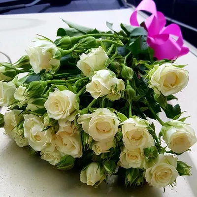 Корзина с белыми розами «Сноуфлейк»