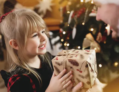 Пусть живут в реальном мире»: мама отказалась покупать детям подарки на  Рождество