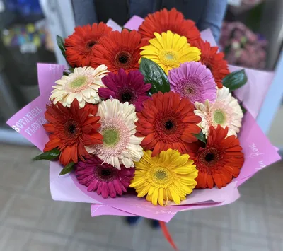 Розовые герберы и веточки вербы . Цена: 3700 руб в интернет-магазине  Centre-flower.ru