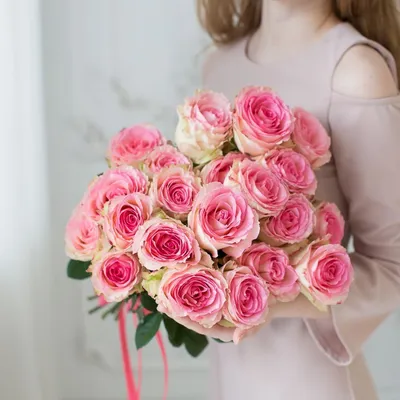 25 длинных светло-розовых роз - Pink Petals - Доставка цветов в Праге