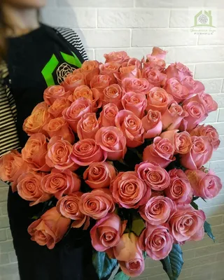 Бело-розовые розы 50 см доставка в Красноярске | ФлоРум24