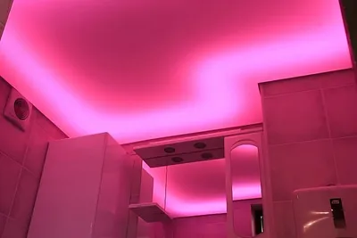 Фотографии работы: Натяжной потолок (розовый) и освещение в салоне красоты