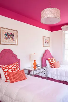 Глянцевый натяжной потолок розового цвета в интерьер, фото дизайна