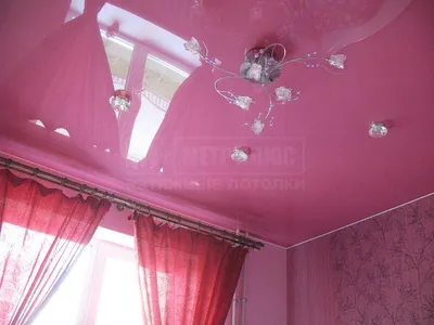 Глянцевый натяжной потолок цвет розовый в интерьер с фото