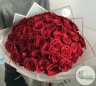 Букет 101 роза с радужной розой в центре (Юж. Америка) купить с доставкой в  СПб