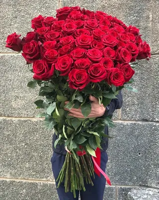Купить Букет из 101 крупной красной розы в крафте R109 в Москве, цена 11  771 руб.