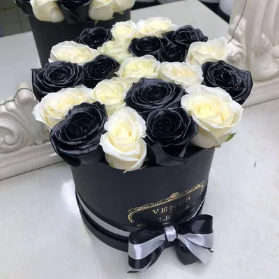 Черно-белые розы в коробке - 19 шт. за 6 590 руб. | Бесплатная доставка  цветов по Москве