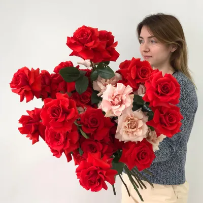 Сердце из красных и белых роз в коробке Любимой женщине купить недорого,  доставка - магазин цветов Абари в Омске