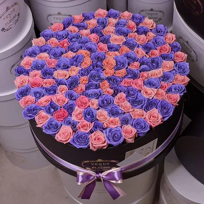 Розовые и фиолетовые розы микс