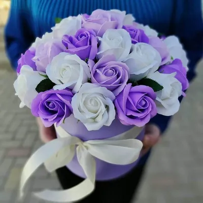 Фиолетовые и белые мыльные розы в цилиндре купить по цене 2 320 руб. с  доставкой в Краснодаре