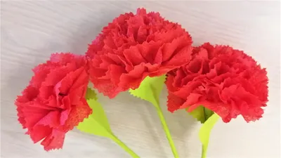 DIY MK Бутон розы из бумаги. Букет из конфет. Цветы из гофробумаги мастер  класс от магазина рукоделия 100 идей