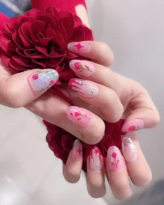 Блестящий маникюр с розами как у Джису из BLACKPINK — самый модный весенний  дизайн ногтей 🌹 | TheGirl.ru | Дзен