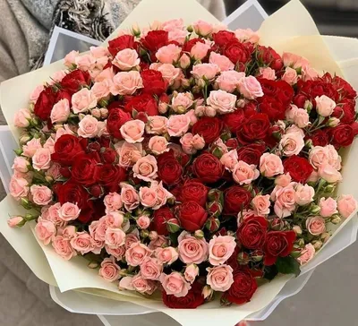 Букет из 11 розовых роз с эвкалиптом - купить в Санкт-Петербурге по цене  1390 р - Magic Flower