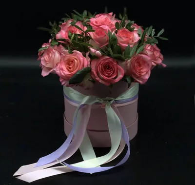 Розы в шляпной коробке \"Пироженка\", купить в Москве с доставкой, цены в  интернет-магазине