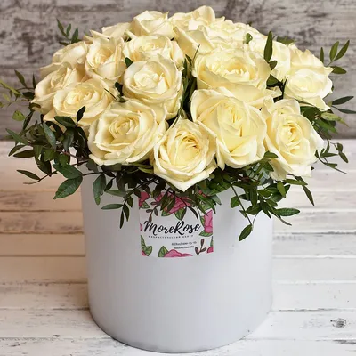 Кустовые розы в шляпной коробке XL купить в Саратове недорого