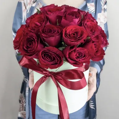 Купить розовые кустовые розы в коробке с бесплатной доставкой по Москве и  оплатой онлайн.