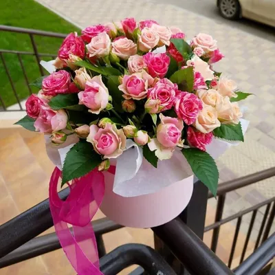 Букет 7 роз в шляпной коробке (с зеленью) купить по цене 4 190 руб |  Круглосуточная доставка в Москве — СоюзЦветТорг