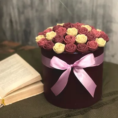 Красные розы в шляпной коробке доставка в Уфе | «МосРозаОпт»