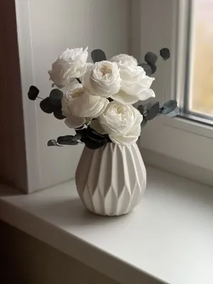 Букет из кустовых пионовидных роз в вазе - заказать доставку цветов в  Москве от Leto Flowers