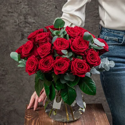 Букет красных роз в вазе - фото и картинки: 66 штук
