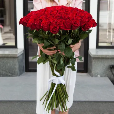 Купить 55 высоких роз на 120 см в Томске